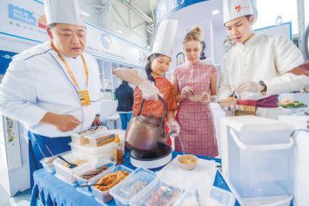 2024年澳门特马今晚开码,红楼二尤：穷人家的漂亮女孩儿，教育缺失导致认知障碍，毁一生