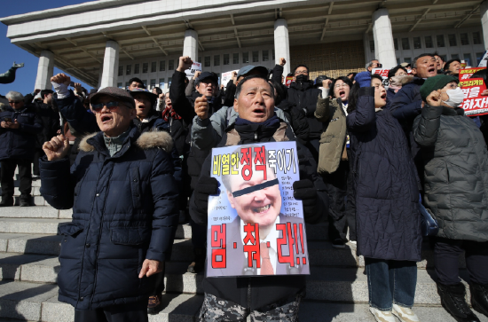 韩国反对党拟弹劾总统 尹锡悦戒严的政治豪赌引发轩然大波